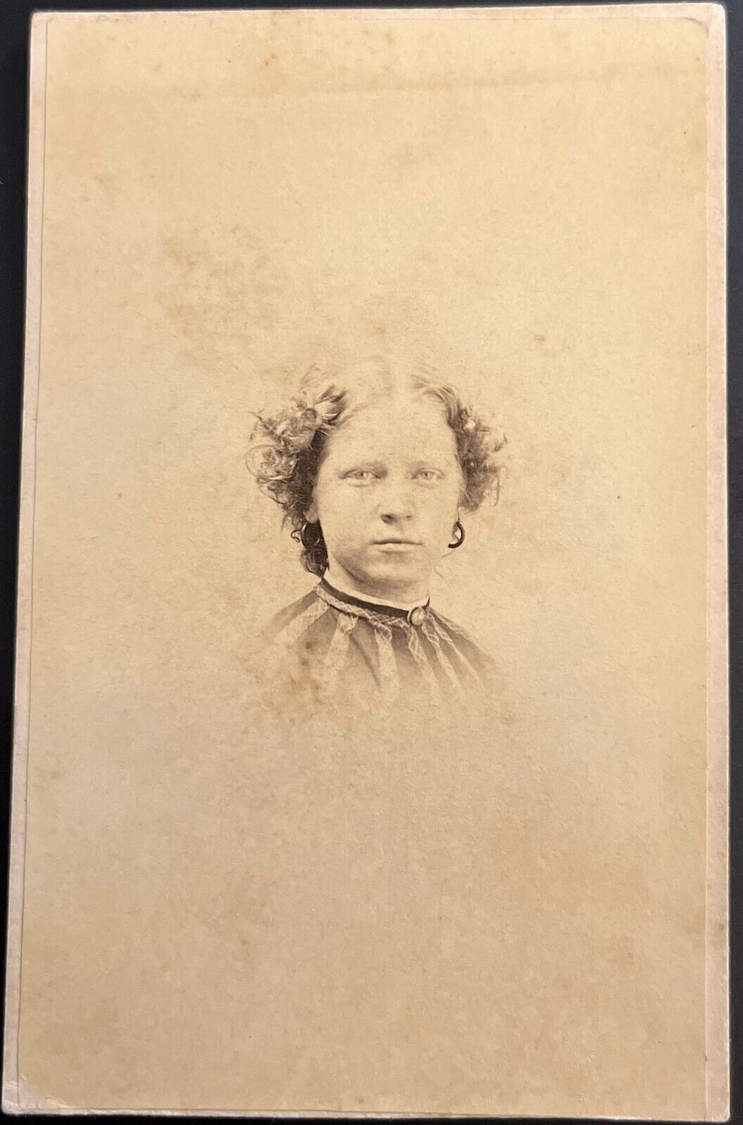 1864 CW ERA CDV YOUNG WOMAN; STAMPED; HANDWRITTEN MSG; ER Gard, Photo Chicago IL