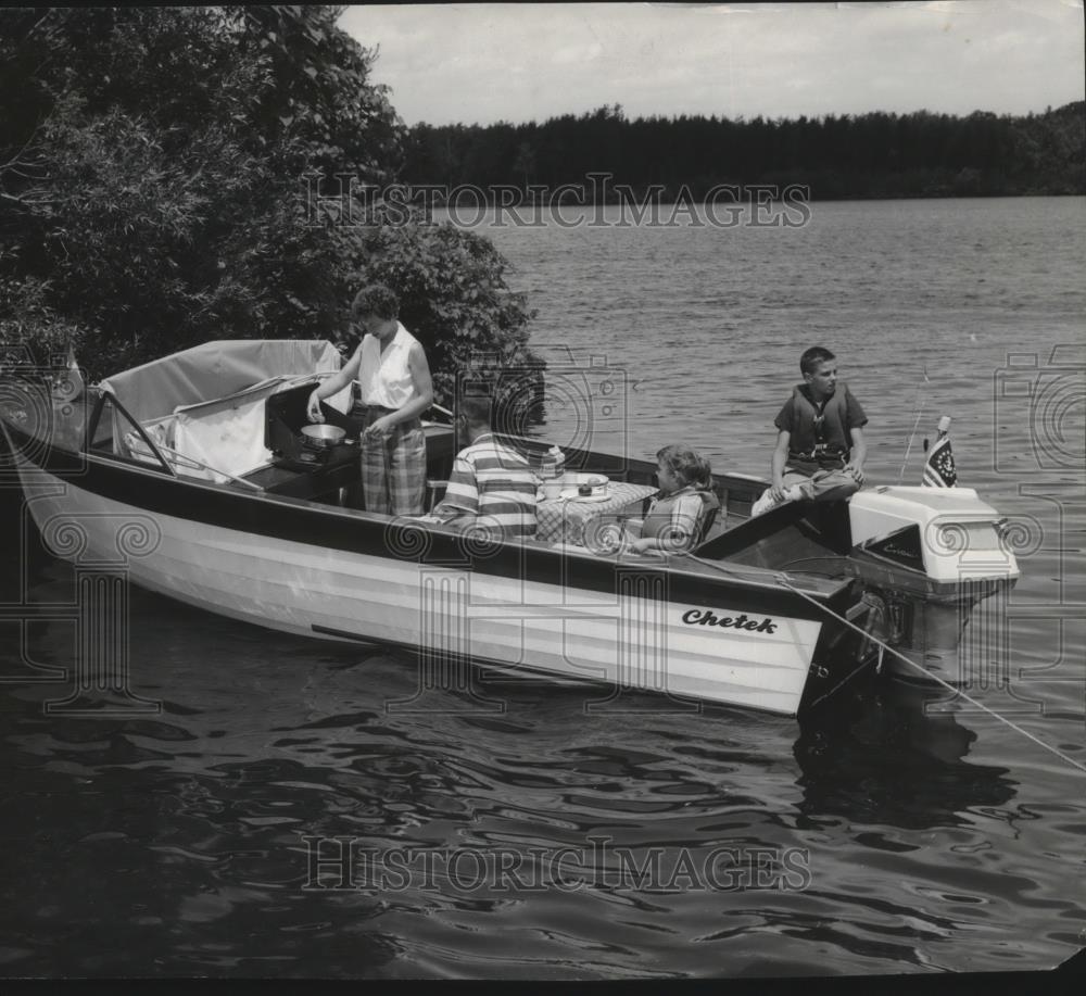 1960 Press Photo Boating - spa28414