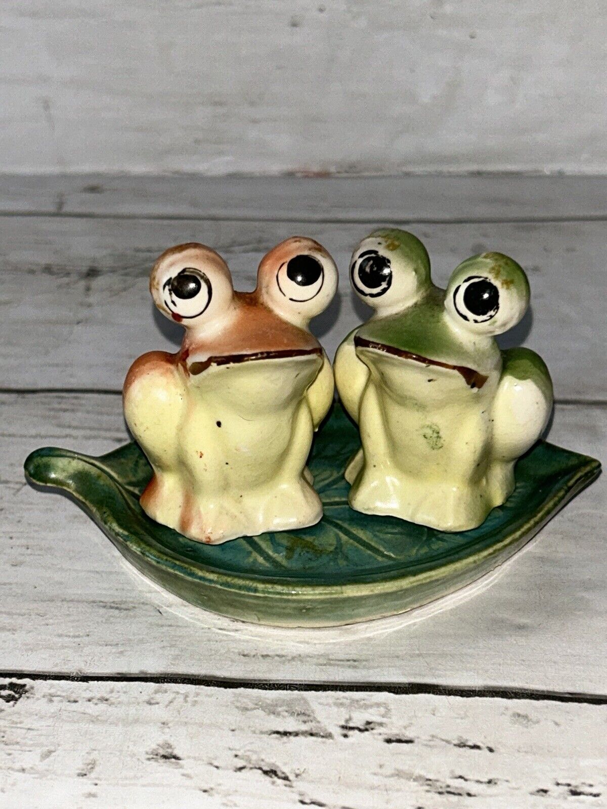 Vintage Occupied Japan Frogs On Lilly Pad Salt And Pepper Shaker Set S&P Ceramic