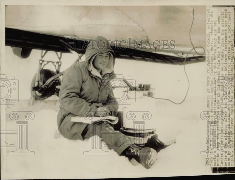 1952 Press Photo Air Force researcher Robert Cotell at the North Pole
