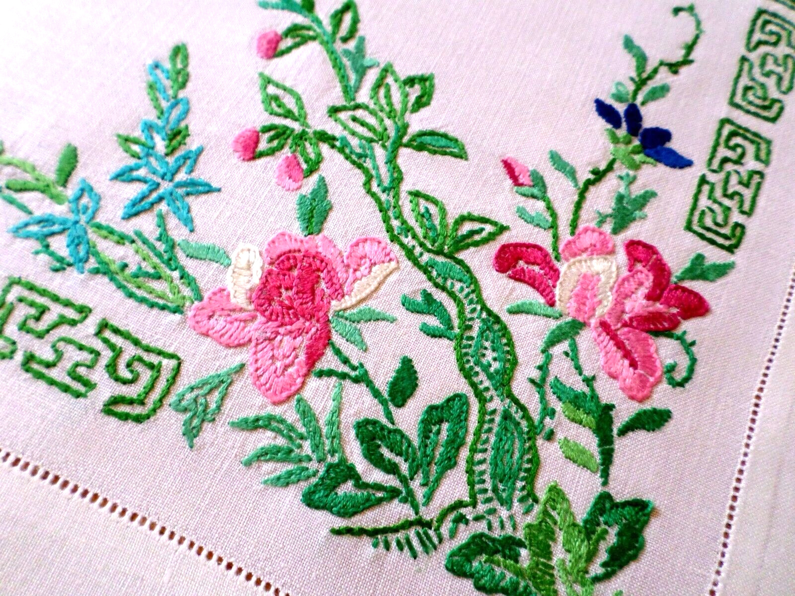 VINTAGE Hand Embroidered INDIA TREE Tray Cloth FLORAL Table Topper RARE DESIGN
