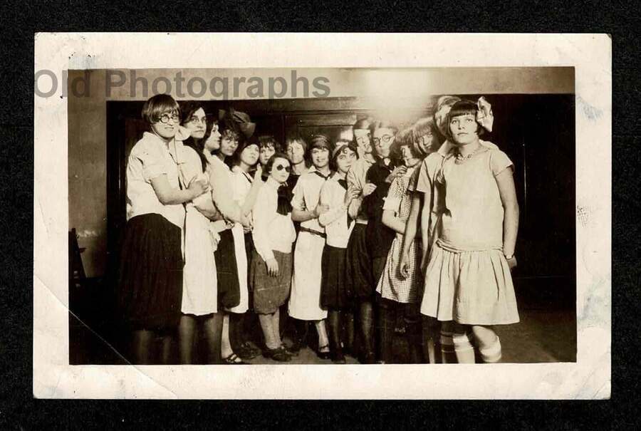 1920s/30s GROUP/CLASS? PIC YOUNG LADIES GIRLFRIENDS OLD/VINTAGE SNAPSHOT- I758
