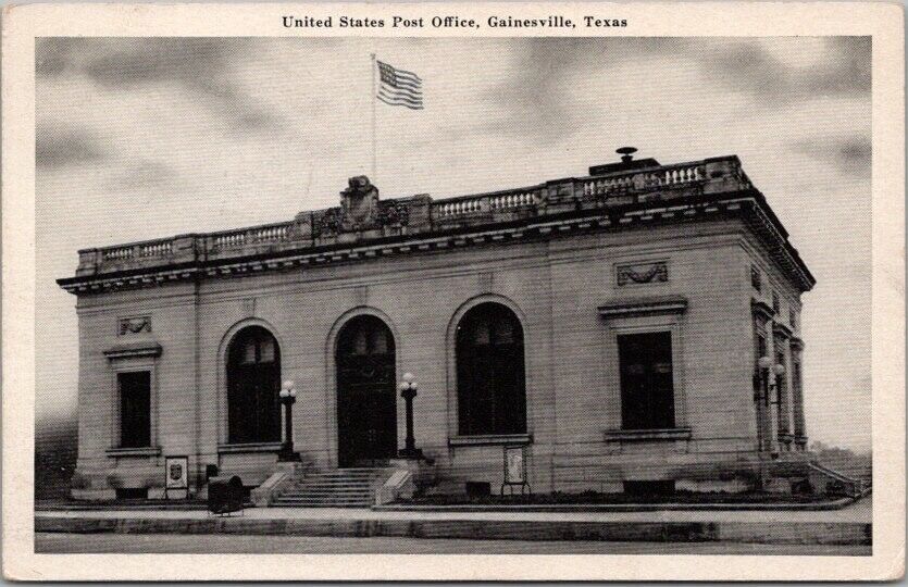 Gainesville, Texas Postcard POST OFFICE Building / Street View - 1947 Cancel