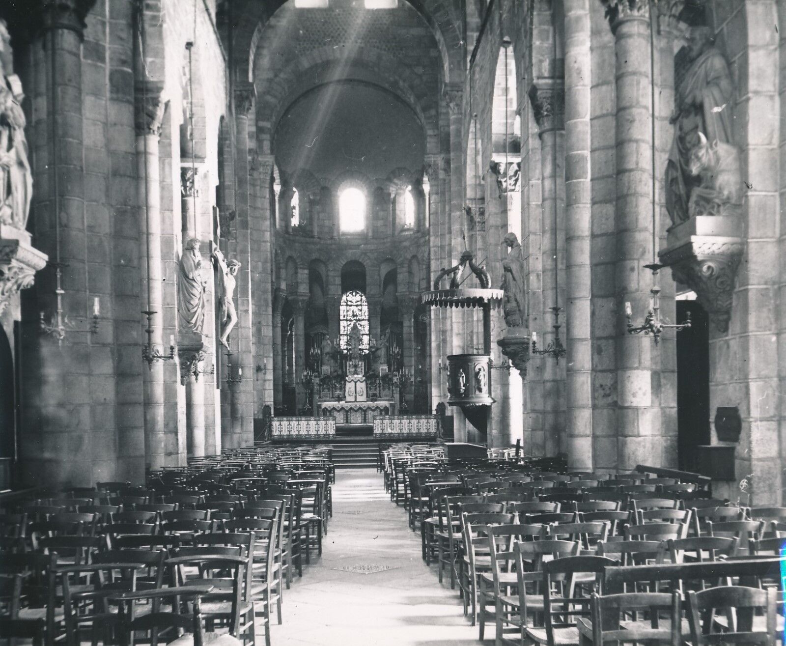 CLERMONT FERRAND c. 1900-20 - nave church of Notre Dame du Port Puy de Dôme - NV 1424