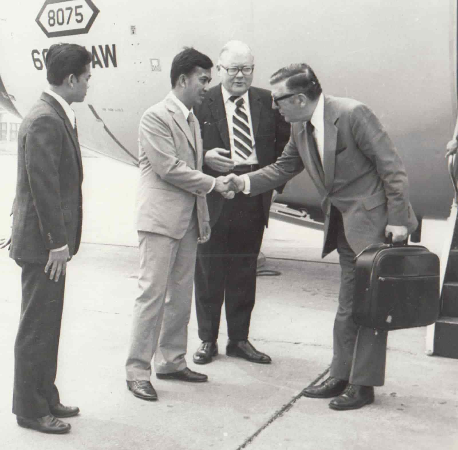 1977 Photo Laos Leonard Woodcock USA Visit Vietnam War POW Delegation Asia
