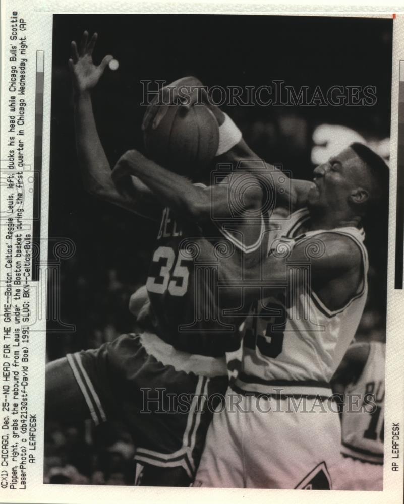 1991 Press Photo Scottie Pippen Bull rebounds ball from Boston Celtic, Chicago.
