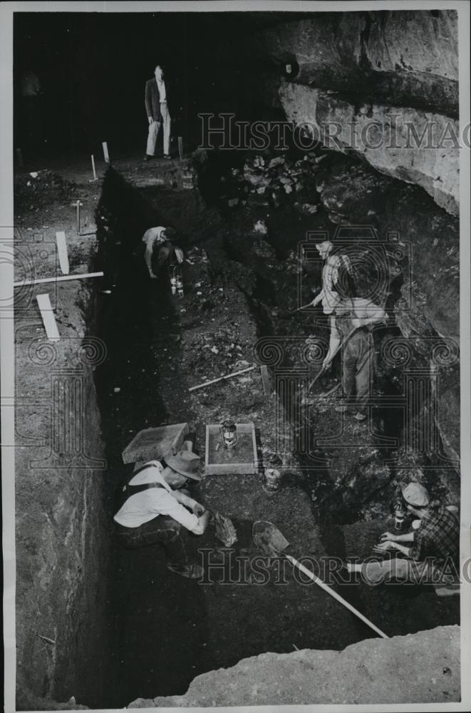 1956 Press Photo Archaeologists excavate the floor of Alabama\'s Russell Cave