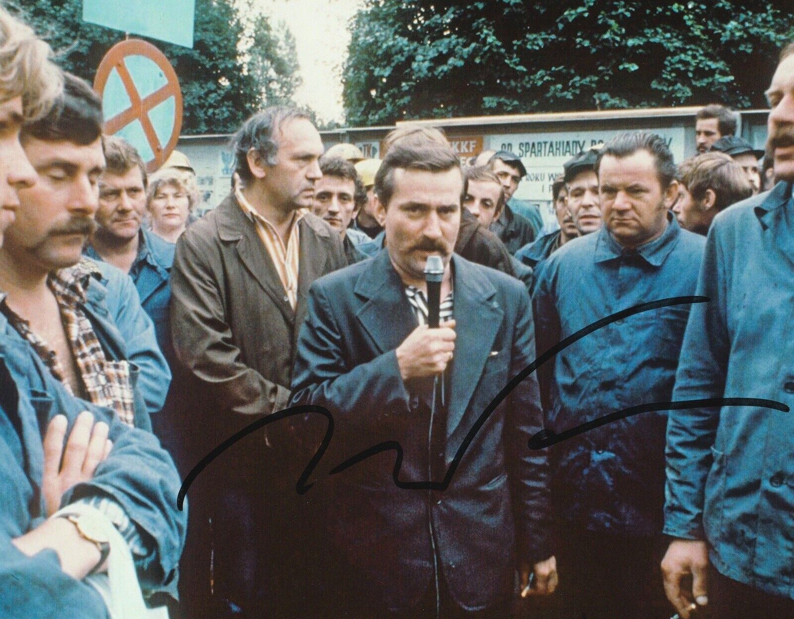 Lech Wałęsa Hand Signed 10x8 Inch photo Polish Politician Lech Walesa 8x10