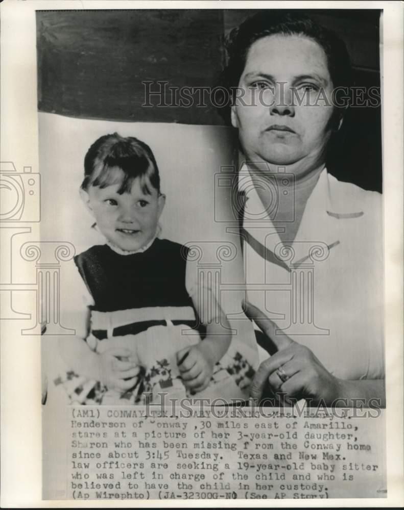 1962 Press Photo Mrs. Henderson holds photo of missing daughter, Sharon in Texas