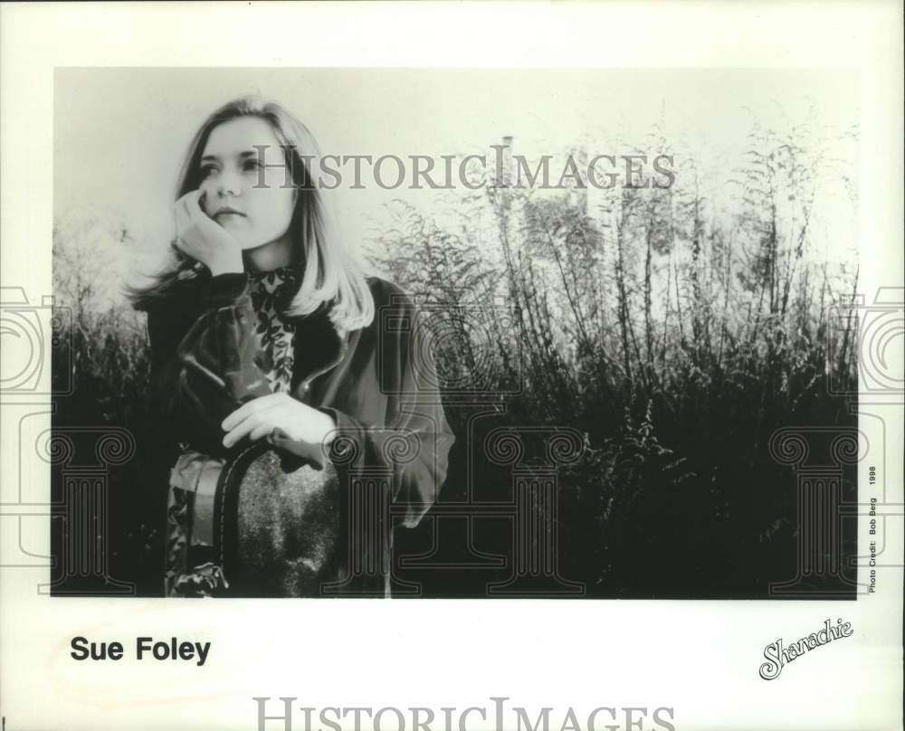 1998 Press Photo Musician Sue Foley stands with instrument outside - sap08611