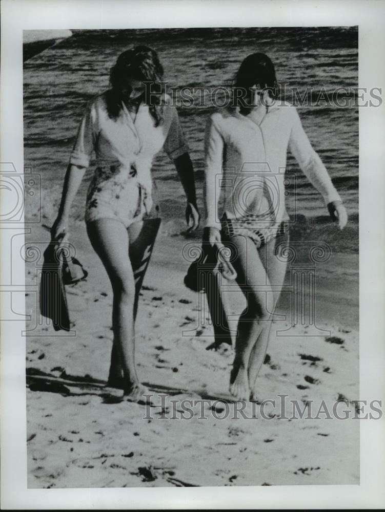 1971 Press Photo Princess Anne Walking the Beach with Unidentified Girl