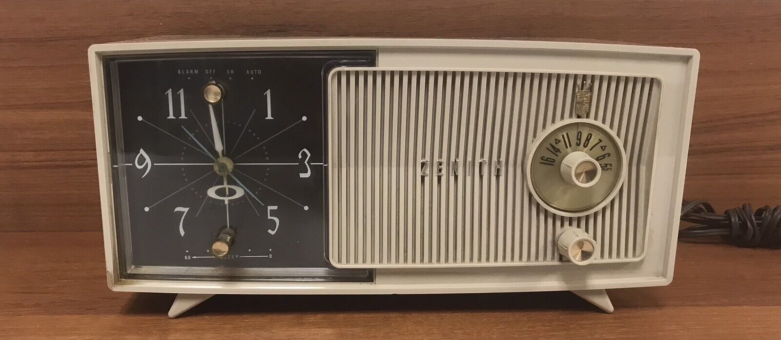 Zenith  mid century Radio With ClockTwilight Model E514L