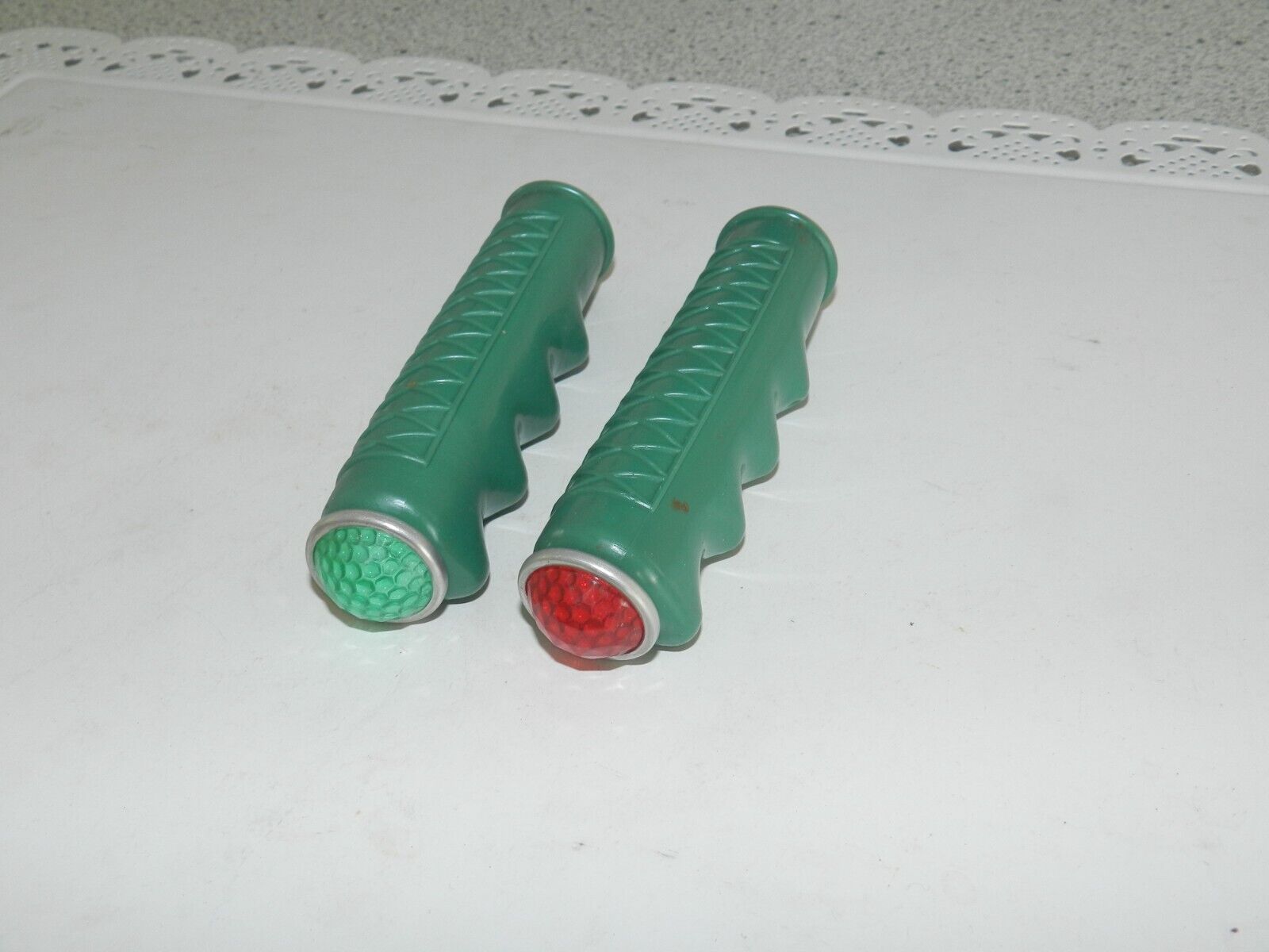 VTG NOS NTD BICYCLE HANDLEBAR GRIPS WITH REFLECTORS RED & GREEN PAIR