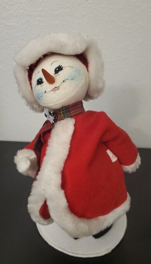 Annalee Doll Christmas Snowman Woman w/present & Broach 2003 Collection 9.5\