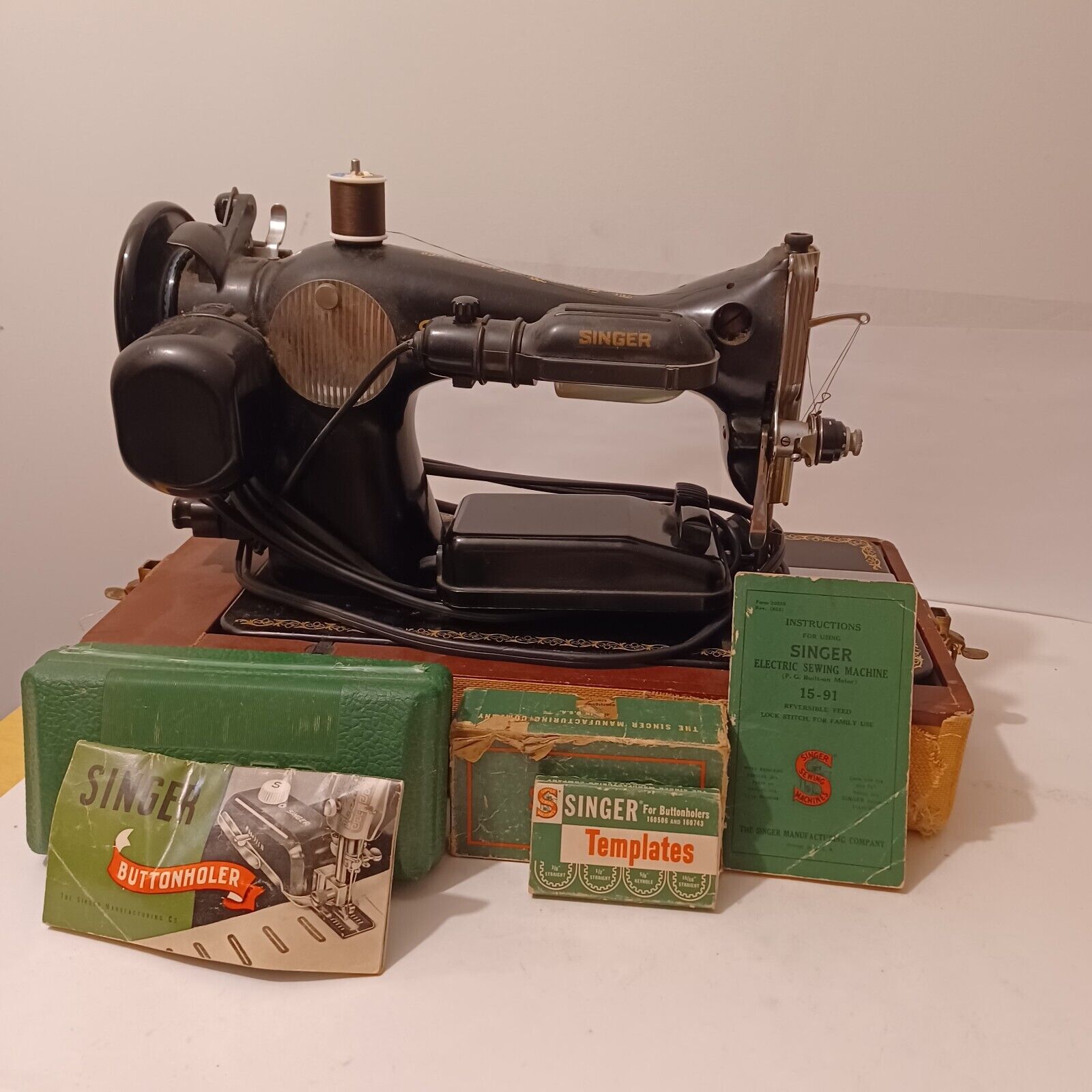 Vintage 1952 Singer Model 15-91 Sewing Machine with Case/Pedal/Accessories/More