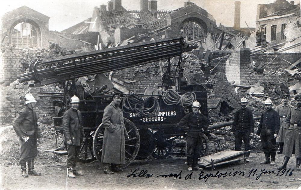 CPA 59 EXCEPTIONAL PHOTO CARD LILLE LES SAPEURS FIREFIGHTERS EXPLOSION OF JAN 11