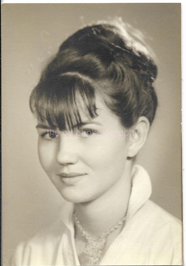 50's 60's GIRL Vintage PRETTY WOMAN Portrait FOUND PHOTO Black And White 36 61 J