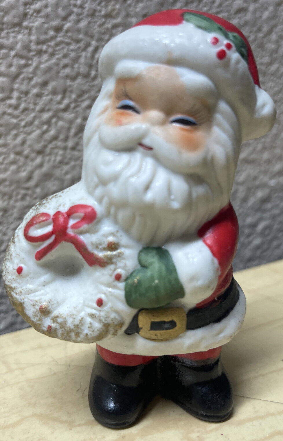 Small 4” Porcelain/Ceramic Sweet Santa Figurine Soft Detail Holding Wreath