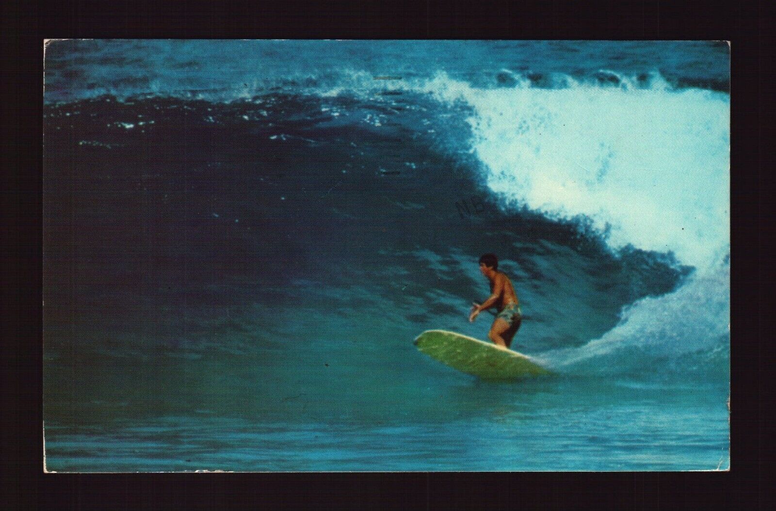 POSTCARD : HAWAII - WAIMEA BAY HI - SURFER SHOOTING THE CURL 1983 VIEW