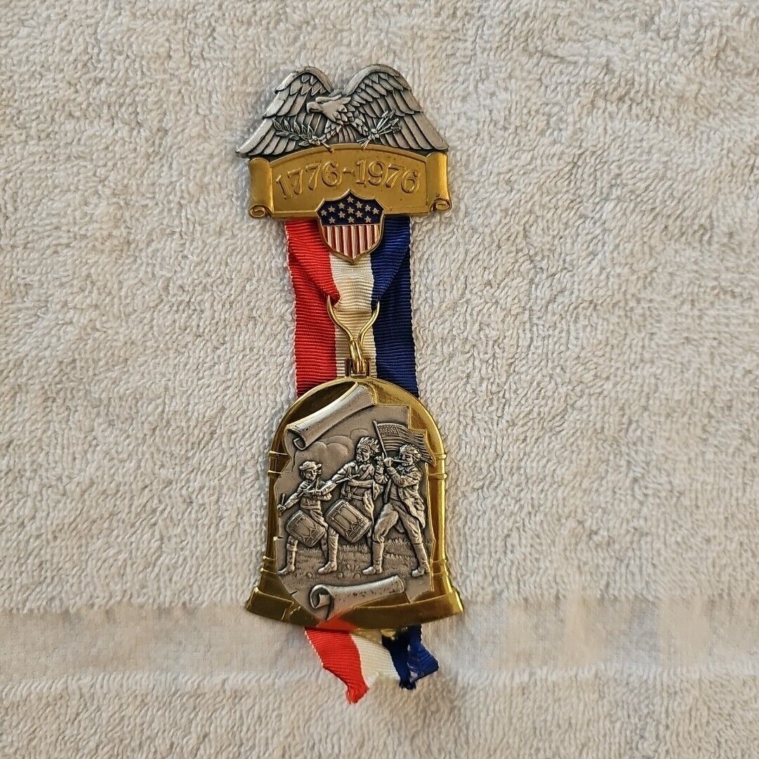 The American Wandering Club Augsburg Medal Metal Pin 1776-1976 Bicentannial
