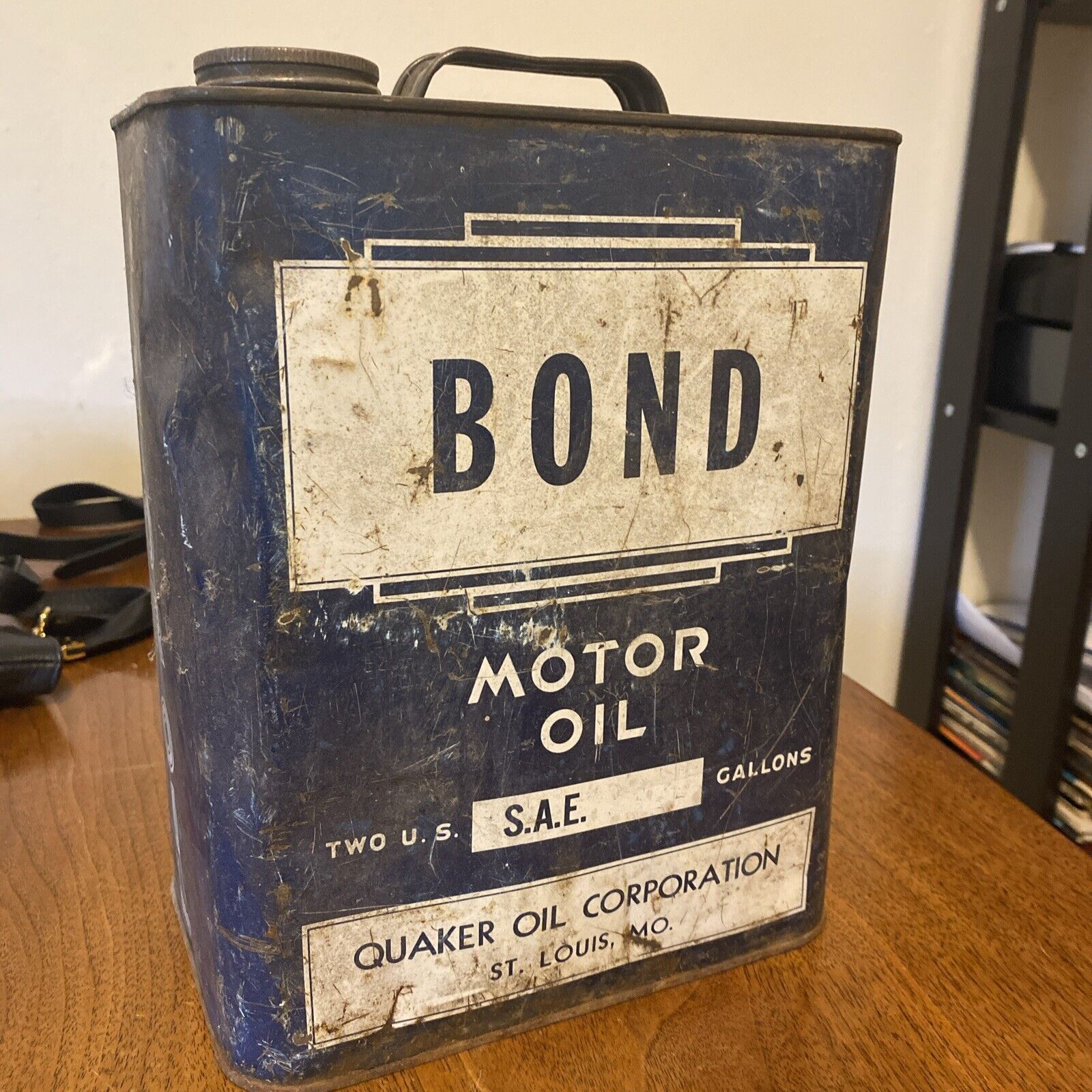BOND Motor Oil 2 Gallon Quaker Oil Corporation St Louis Mo Old Vintage Oil Can