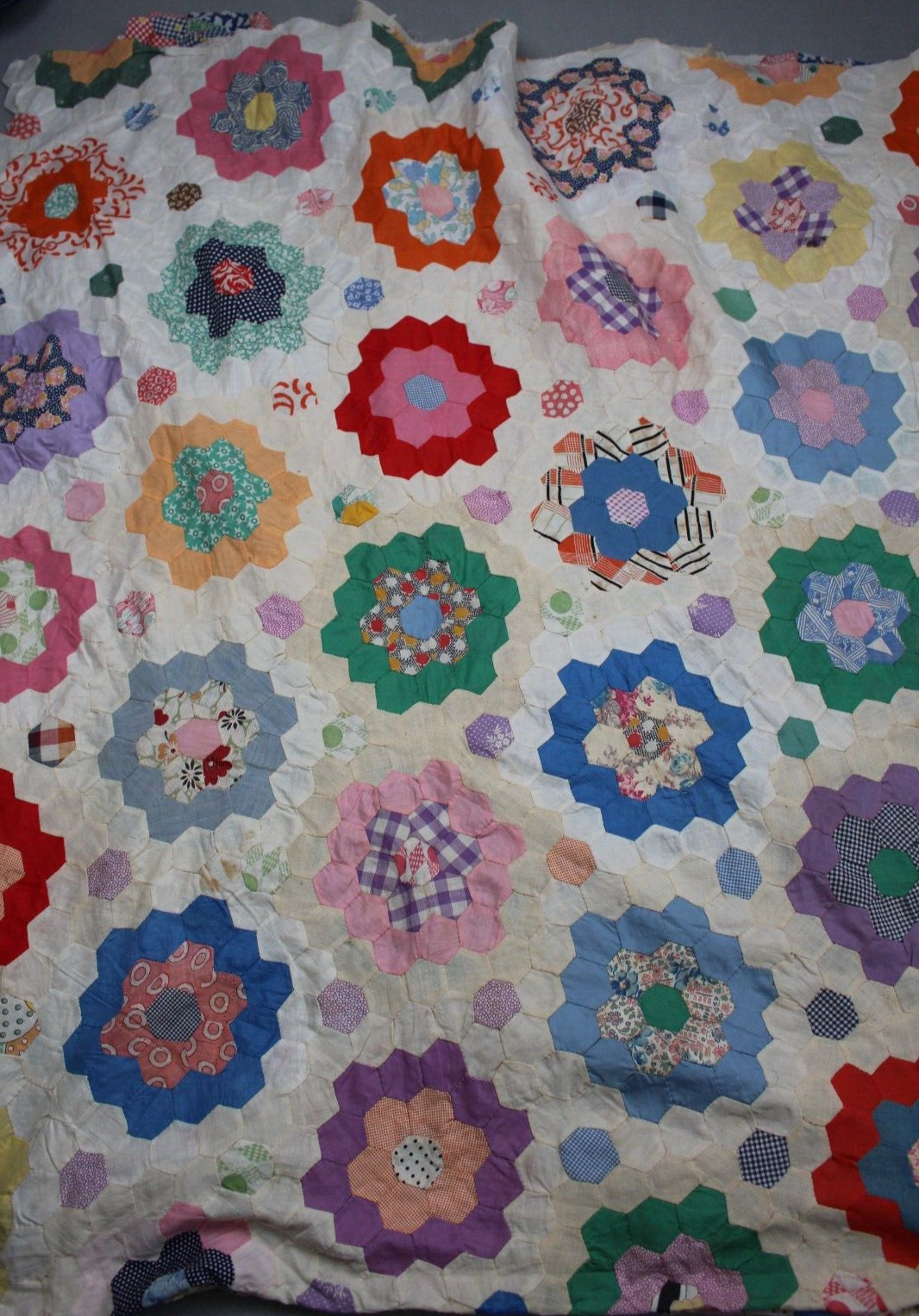 Vintage Handmade Quilt Grandmothers Garden Flowers Hand Sewn Scalloped Top 80x92