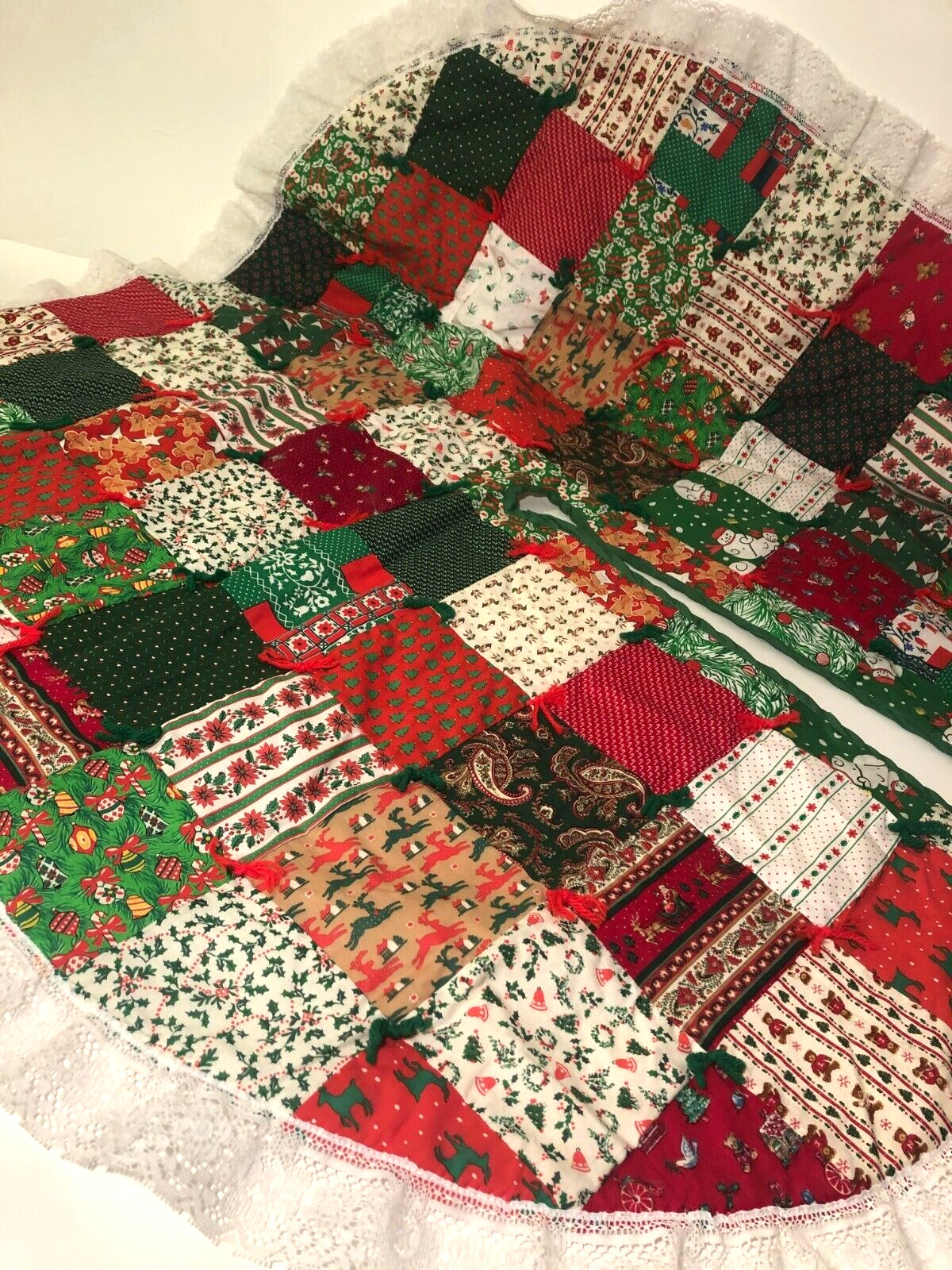 VINTAGE CHRISTMAS PATCHWORK QUILT TREE SKIRT RUFFLE LACE HANDMADE / HOMEMADE