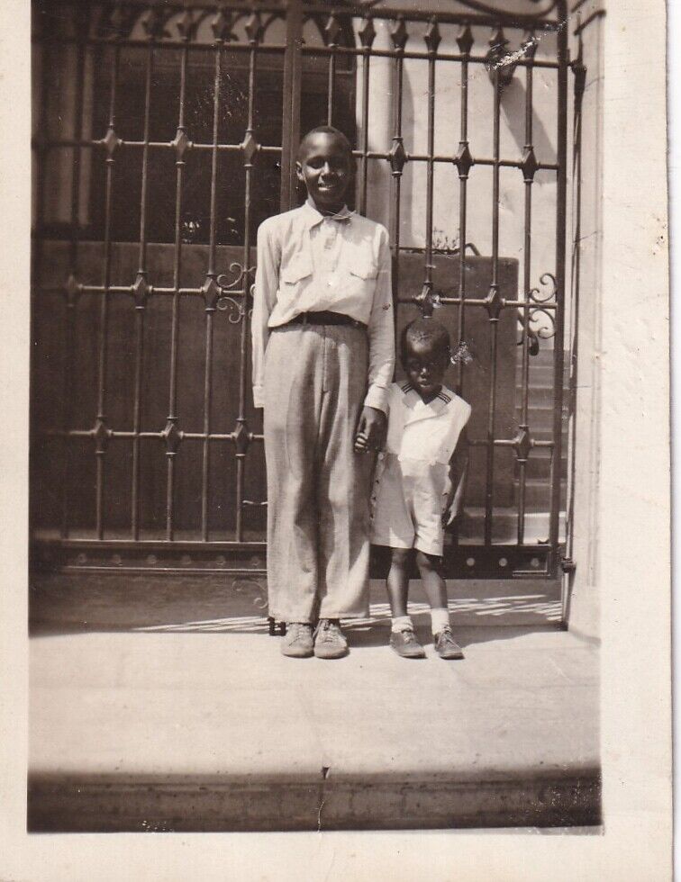 VINTAGE PHOTO - ADORABLE BIG & LITTLE AFRICAN-AMERICAN BROTHERS HOLDING HANDS