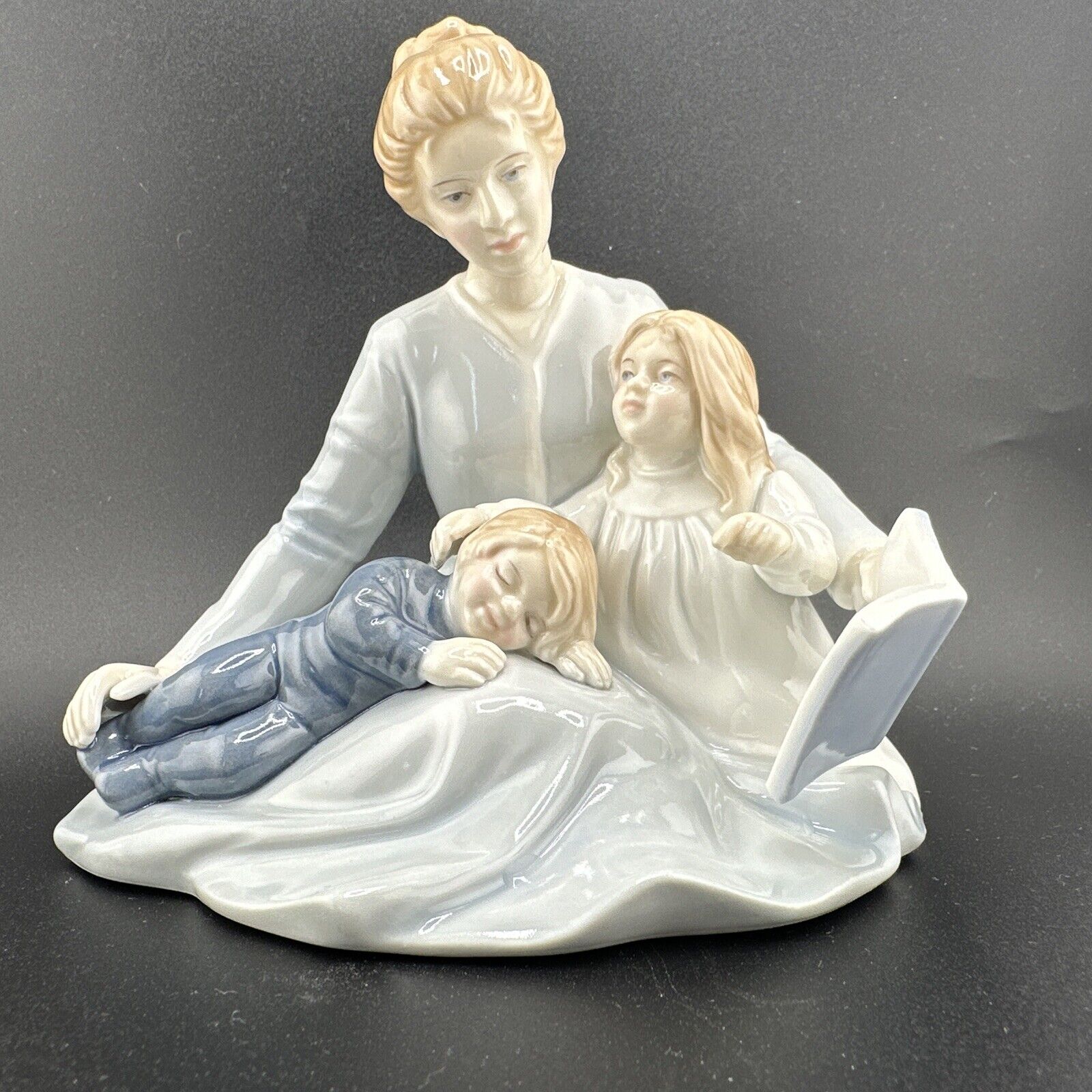 A Mother\'s Touch Porcelain Figurine Avon 1984 Mother w/Two Children Collectable