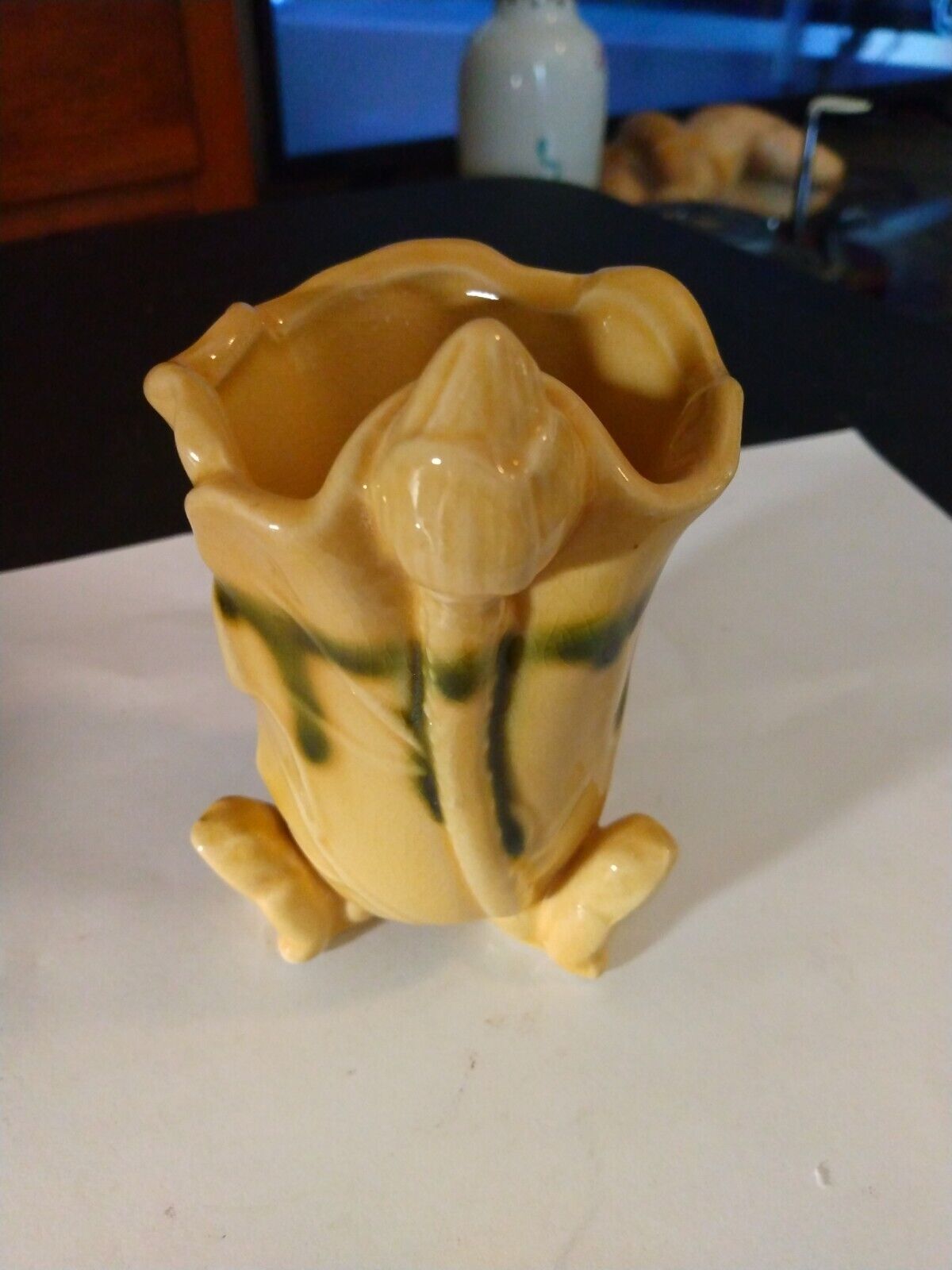 Beautiful 3 Leg Vase   With Frogs Nice Coloring And Detail