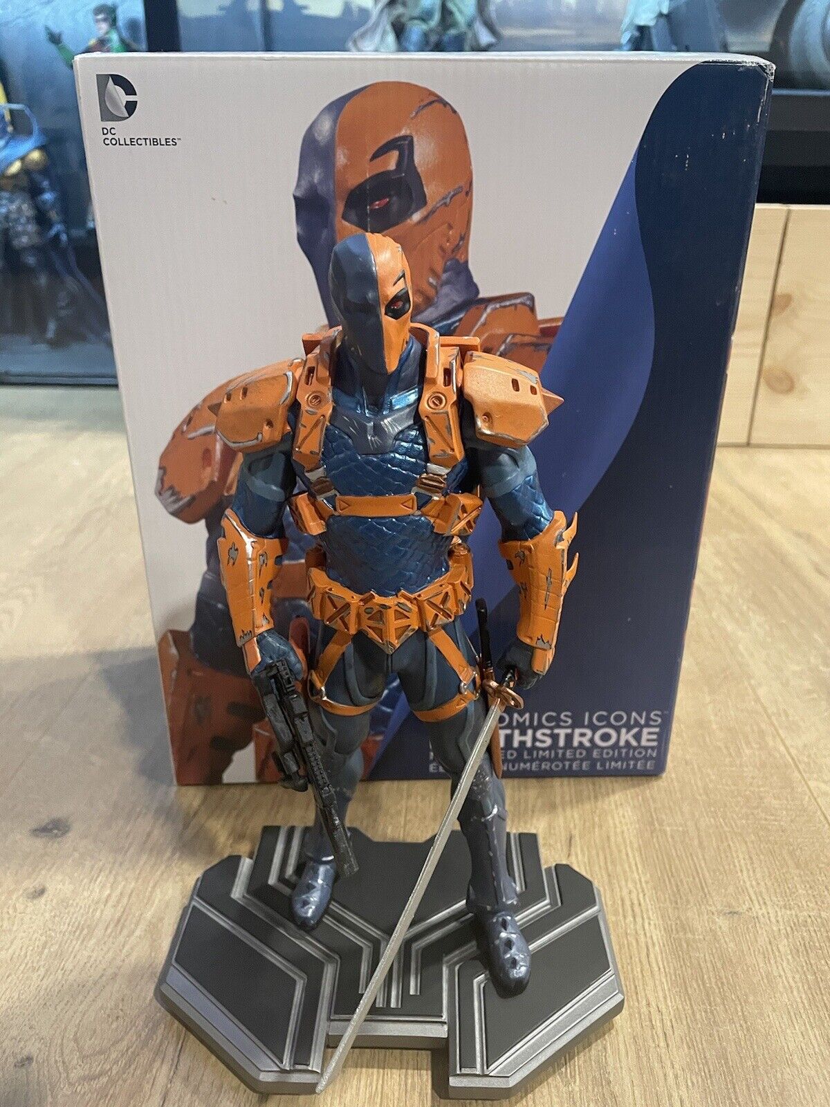DC Collectibles Comics Icons DEATHSTROKE  Statue: #2444/5000