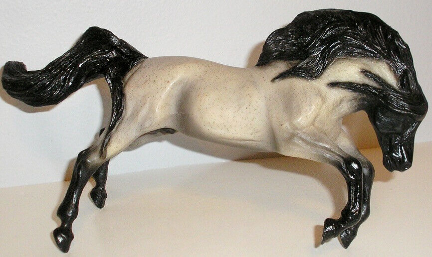 BREYER REEVES HORSE - FIGHTING MESTENO AZUL GREAT - GREAT CONDITION