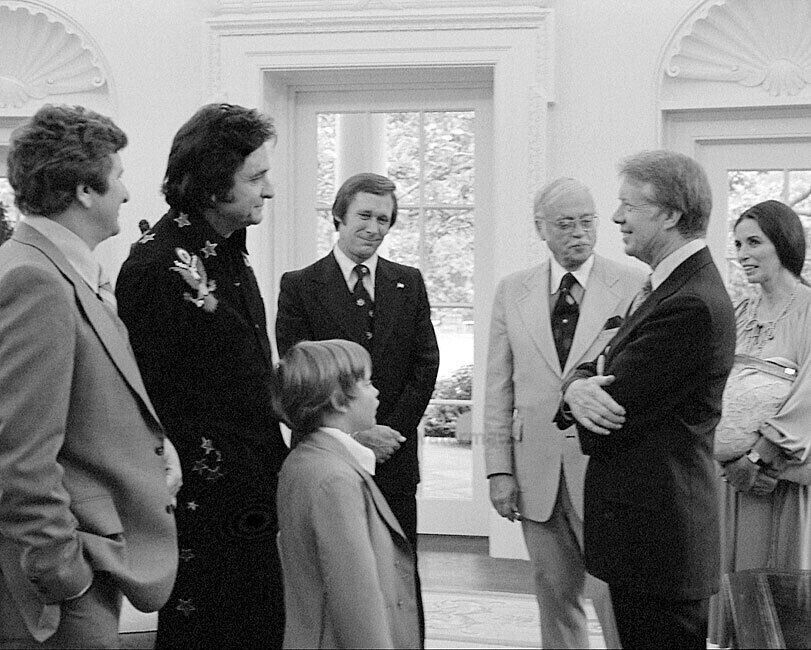 JIMMY CARTER AND JOHNNY CASH AT THE WHITE HOUSE PUBLICITY PHOTO 8X10