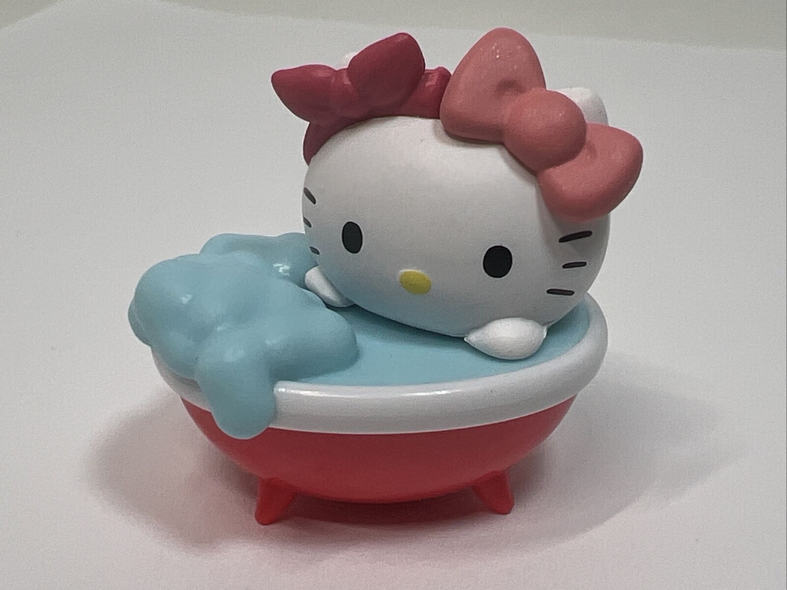 Moetch Sanrio Characters Bubble Bathtub Series Hello Kitty 3cm Mini Figure New