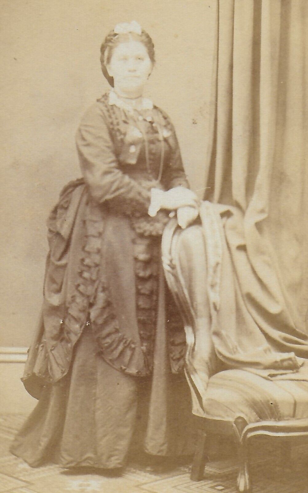 1880s CDV FULL PORTRAIT -  PRETTY WOMAN IN DRESS - ANTIQUE PHOTOGRAPH