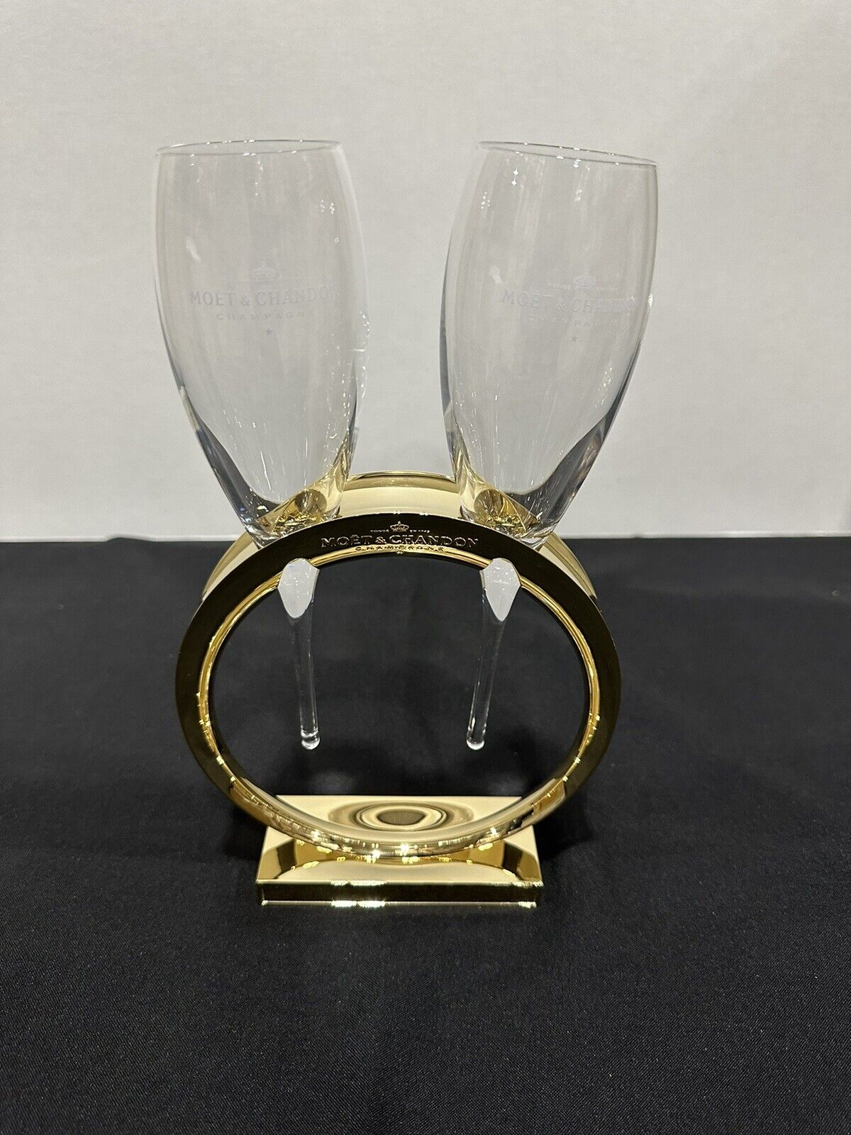 MOET  CHANDON Champagne 2 Glasses & Ring Holder Set