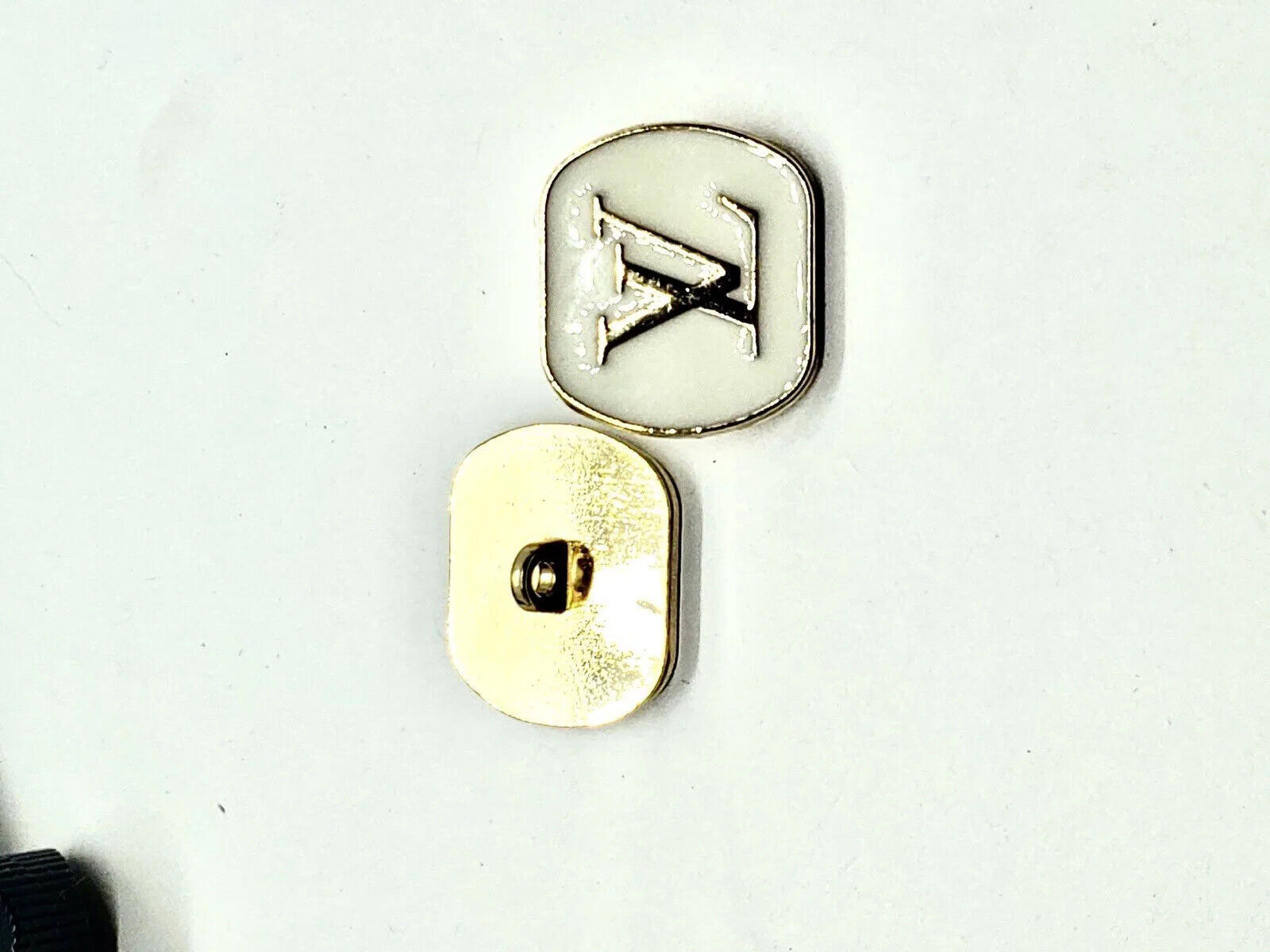 Vtg❤️  V button Size: 20 mm or 0,8 inch , white & gold lot of 2