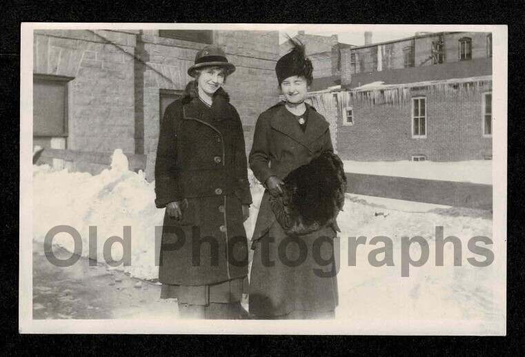 1920S/30S 2 WOMEN WINTER SNOW COATS HATS MUFF OLD/VINTAGE PHOTO SNAPSHOT- A839