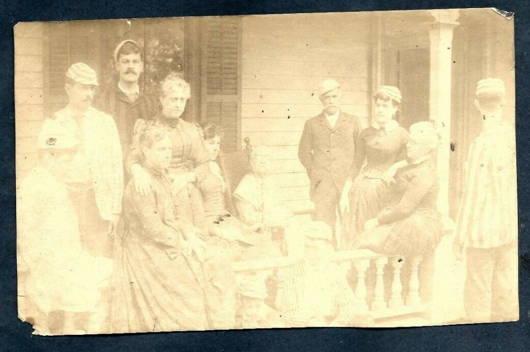 1890 ANCIENT IMAGE ENTIRE FAMILY BY THE HOUSE´S DOORWAY ORIGINAL VTG Photo Y 202