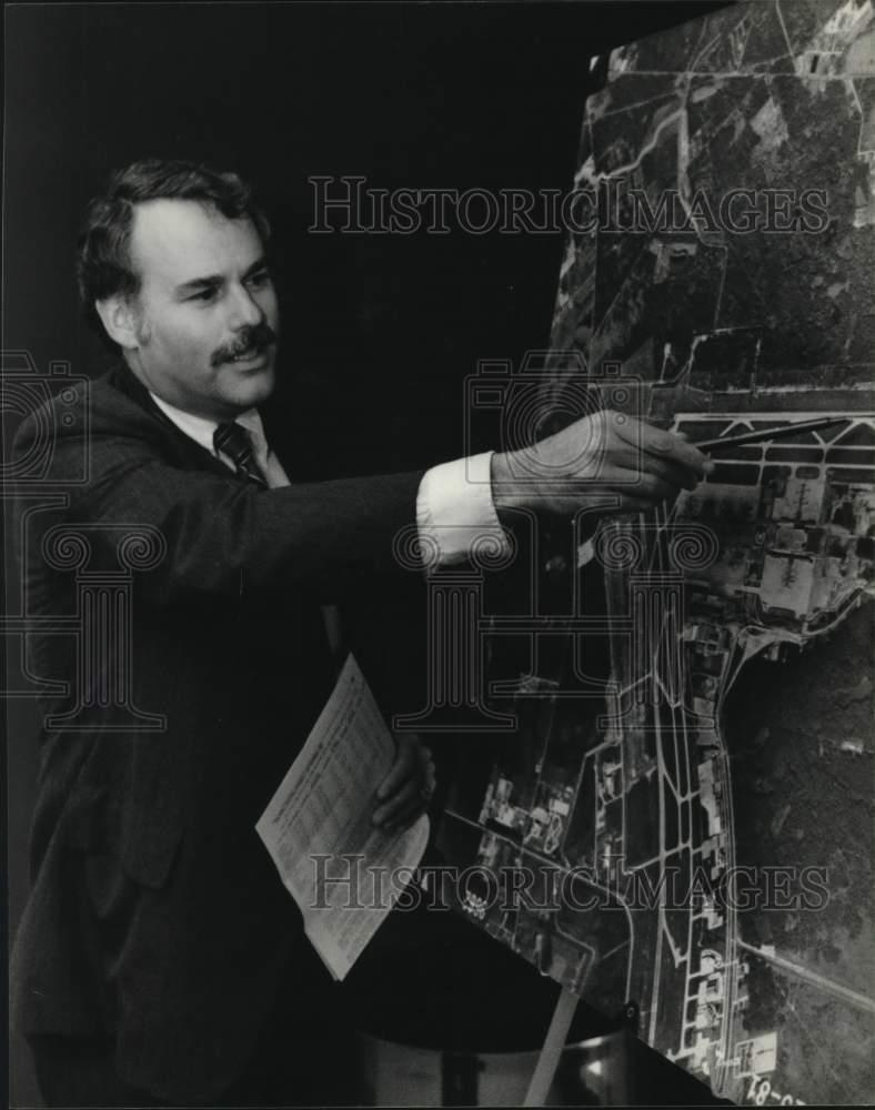 1983 Press Photo Paul Gaines, Director of Aviation, City of Houston, Texas