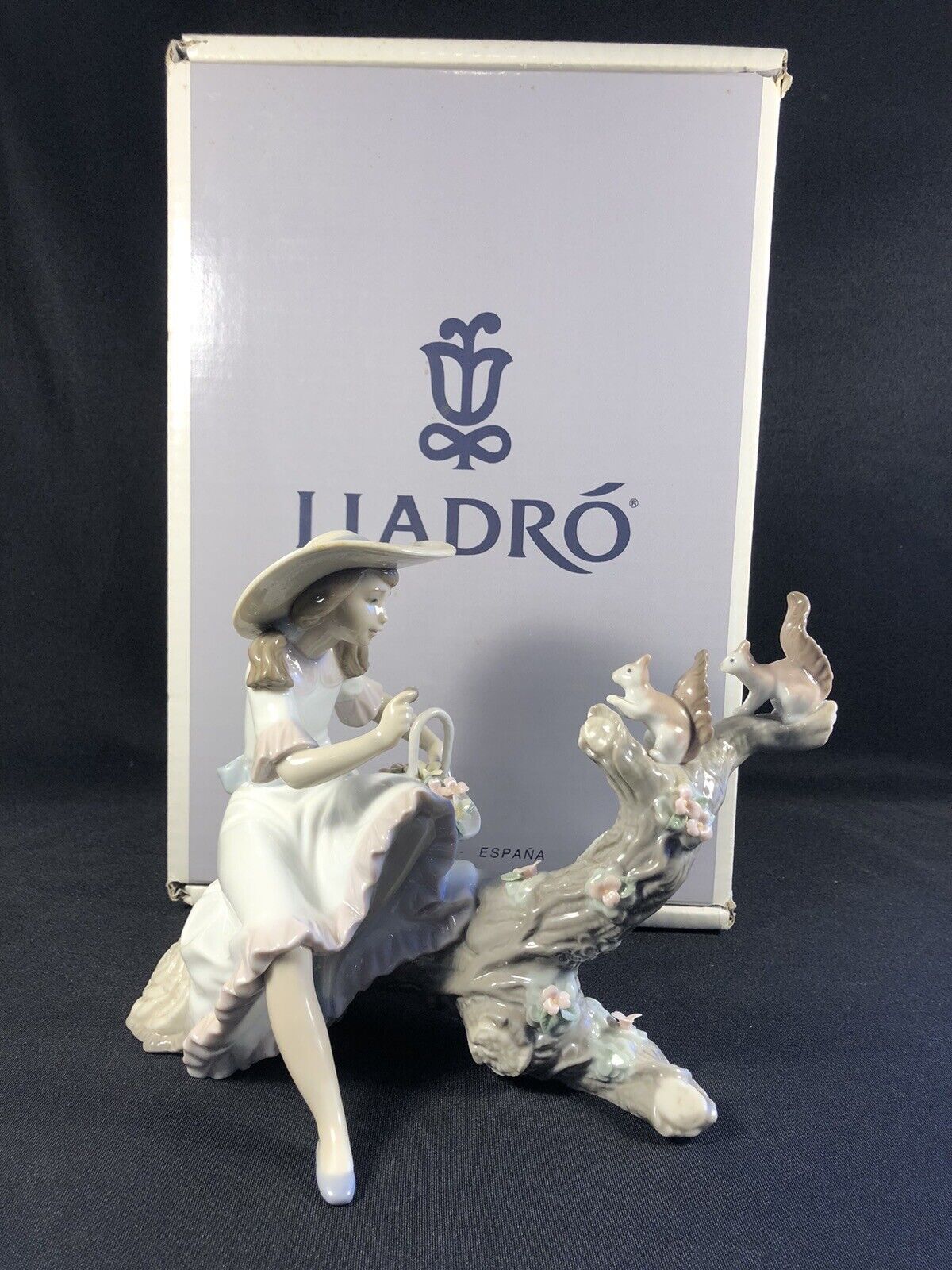 MIB LLADRO 6140 SPRINGTIME FRIENDS GIRL SQUIRRELS FIGURINE - SPAIN - RETIRED