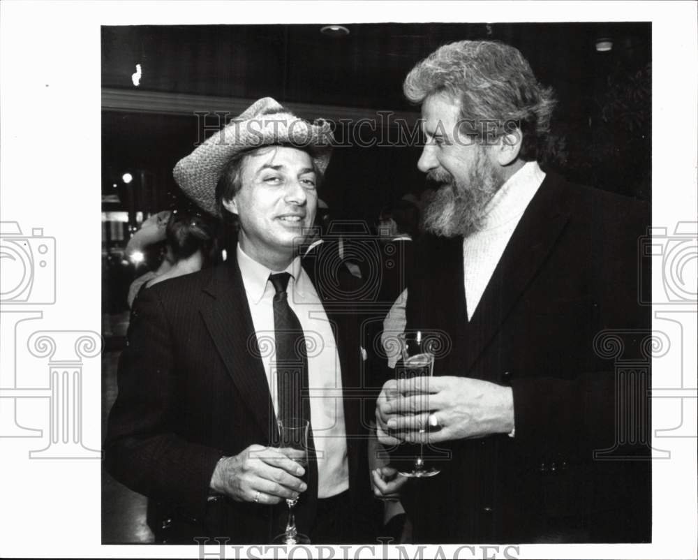 1986 Press Photo Stuart Perlman chats with artist Richard Kozlow at a party