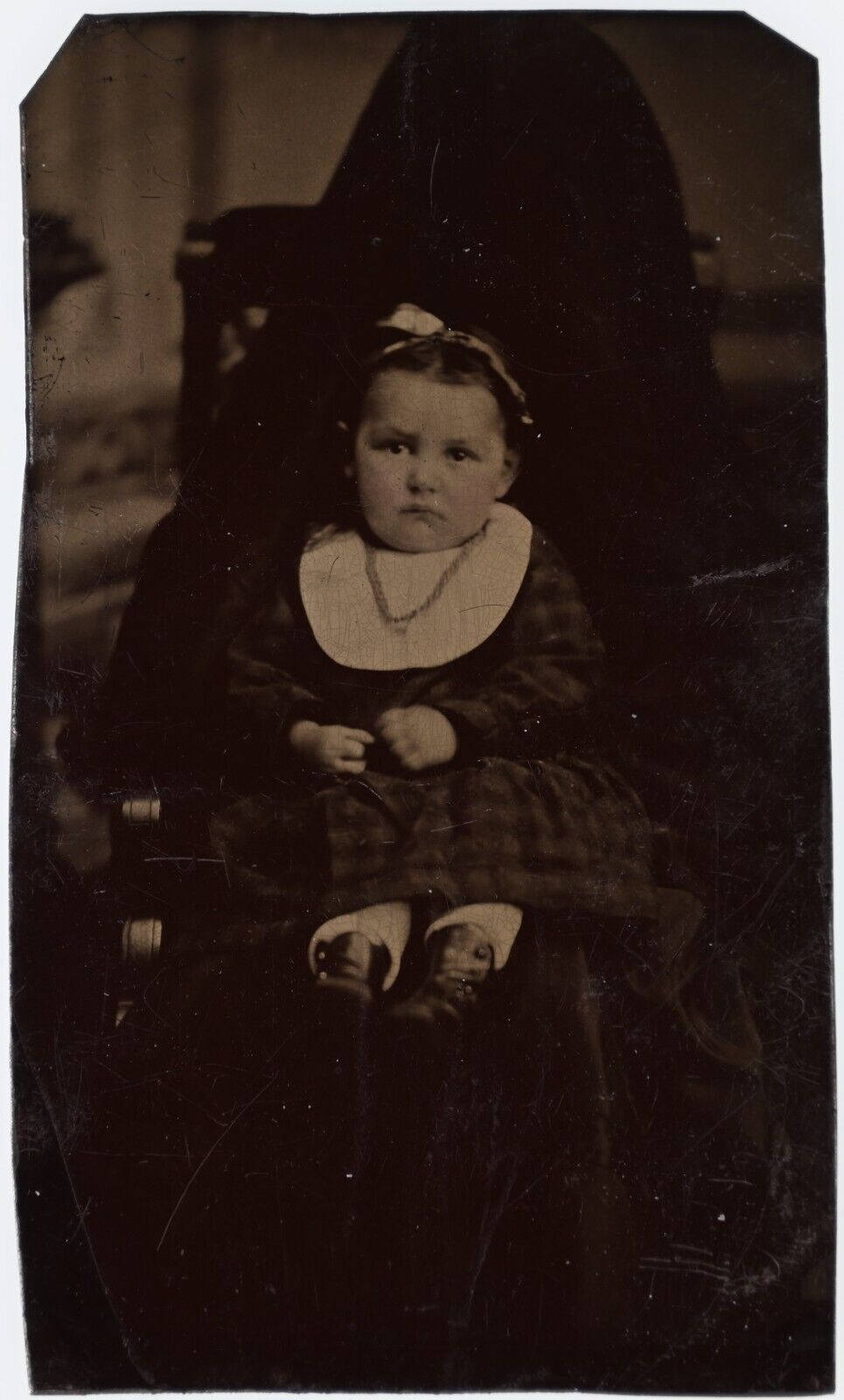 CIRCA 1870s 1/6TH PLATE TINTYPE HIDDEN MOTHER UNDER CLOTH CUTE LITTLE GIRL RARE