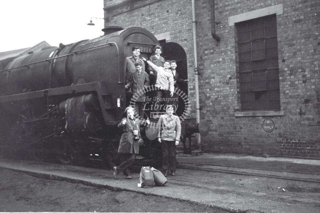 PHOTO  British Railways Steam Locomotive 92106 Class 9F in 1960s - Geoff Burton