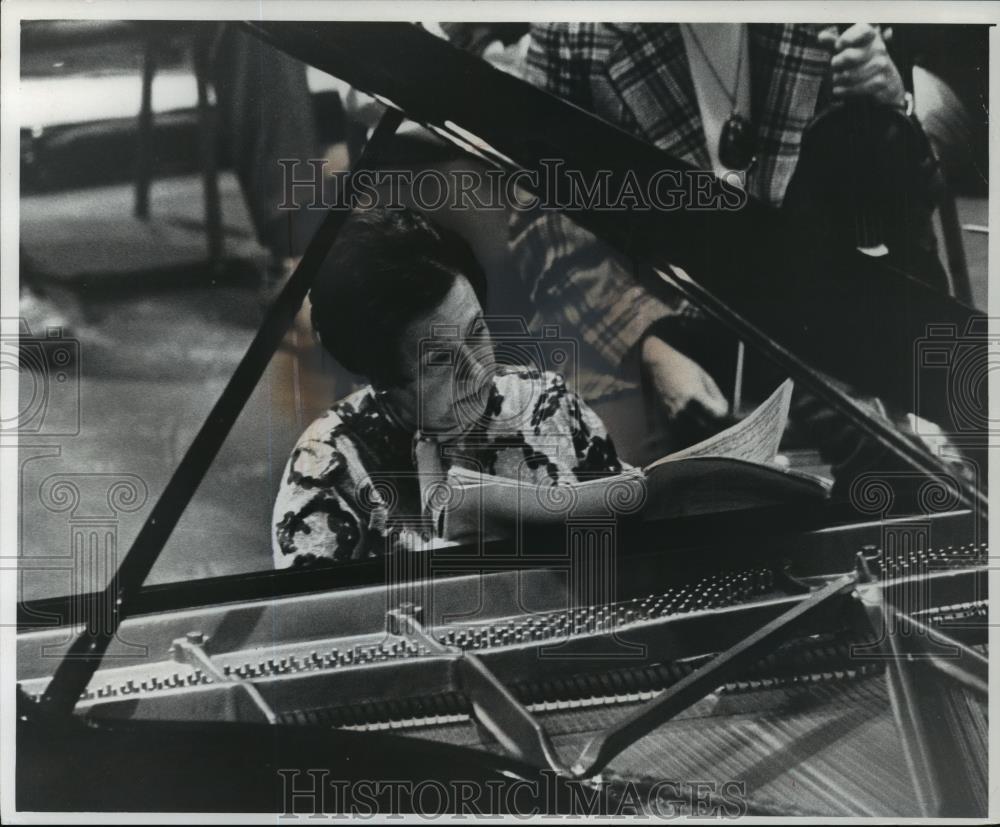 1976 Press Photo Pianist Alicia De Larrocha rehearses at Performing Arts Center.