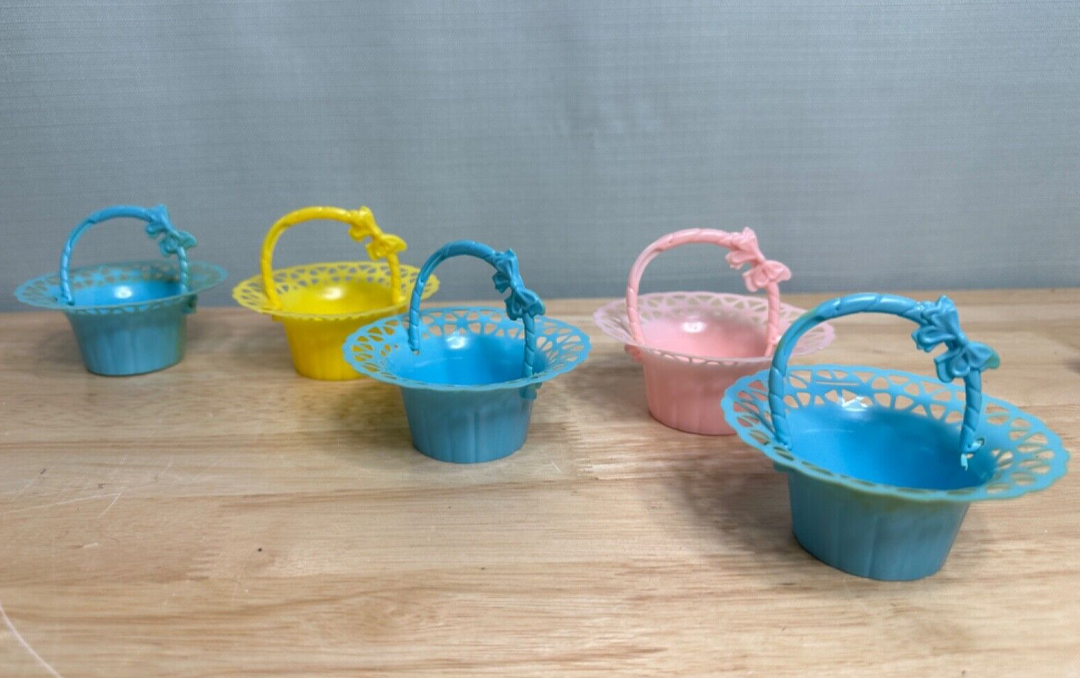 6 Vintage 1950s Hard Plastic Easter Baskets, Pierce Rims with Bows. 3\