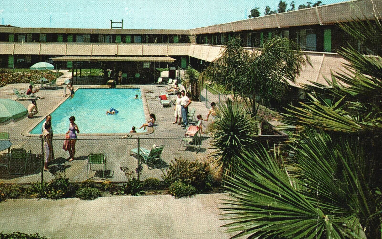 Vintage Postcard 1967 Deluxe Guestrooms Family  Main Entrance Anaheim California