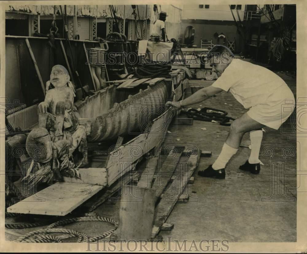 1962 Press Photo A New Guinea native War Canoe uncrated by Peter Vogtschmid