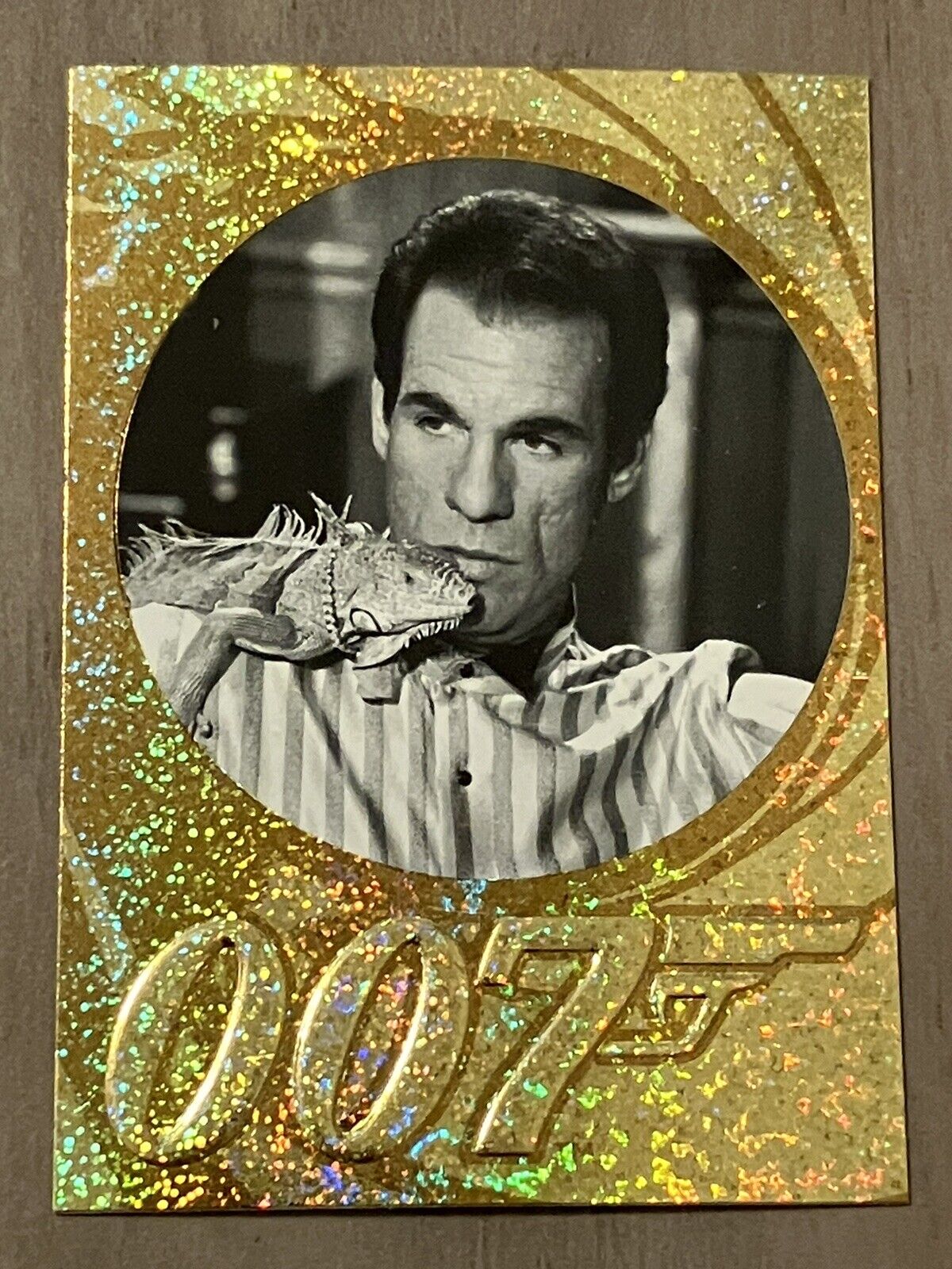 Franz Sanchez / Robert Davi. James Bond 007 GOLD SPARKLE SP Parallel Card.