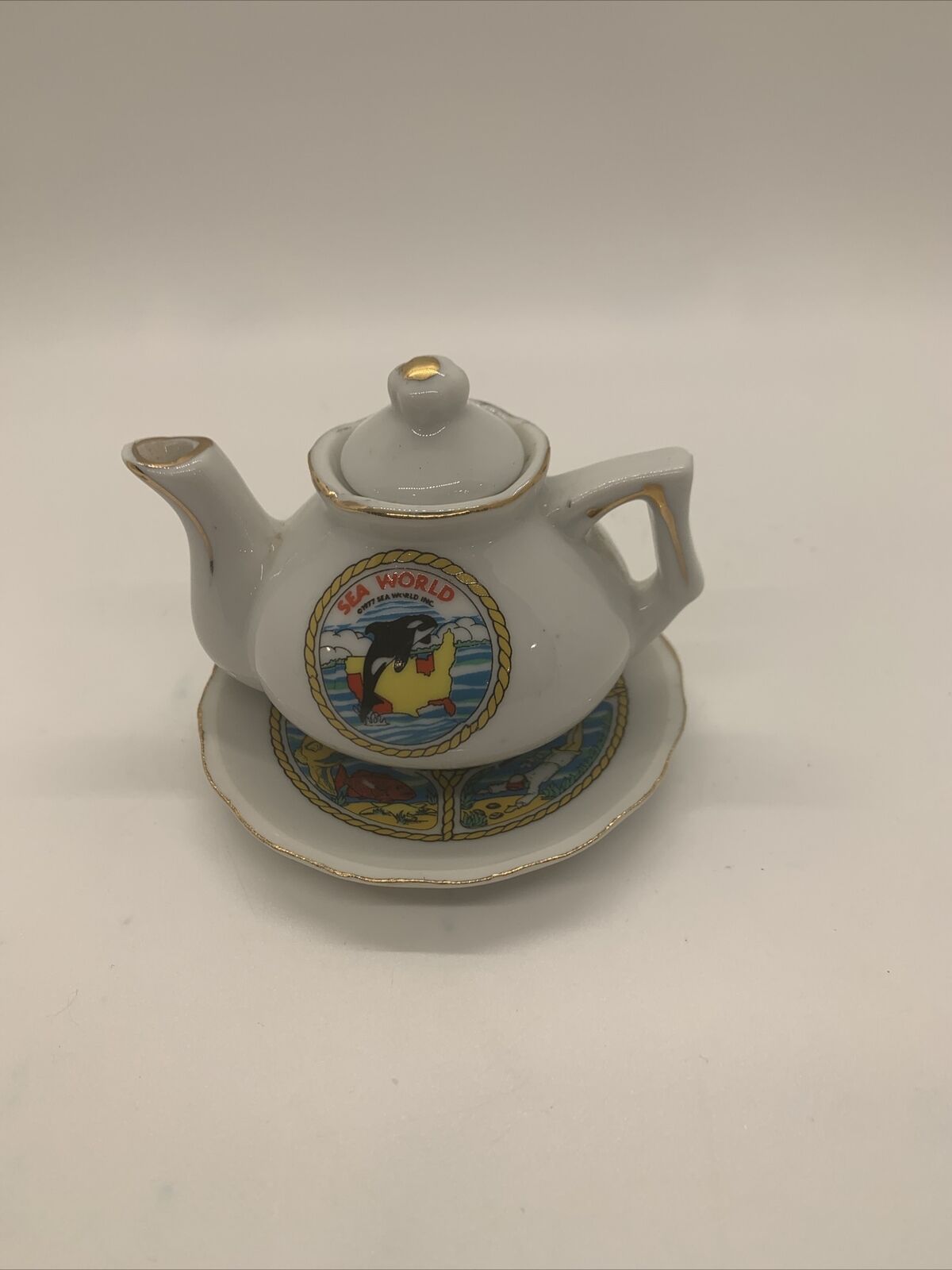 Vintage 1977 Sea World “Shamu”Souvenir Saucer And Teapot